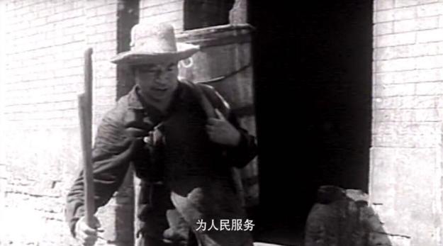 图为时传祥工作时的情景(图片来自纪录片资料)