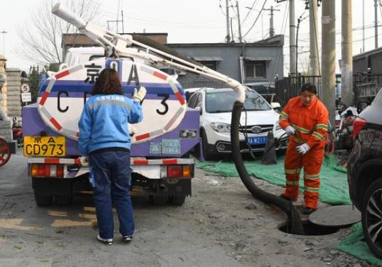 图为李萌(右)在工作