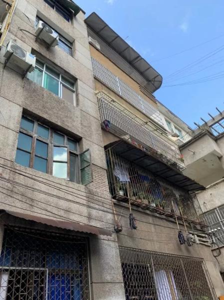 张富清1984年离休,他和老伴一直居住在这座老式居民楼里。