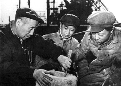 孟泰(左一)与工友们钻研新技能