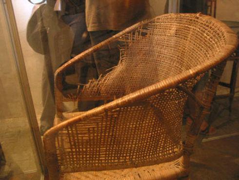 图为焦裕禄生前坐过的藤椅。因他经常用木棍、牙刷等物件抵在藤椅上给肝部止疼,藤椅右侧被顶出一个洞。