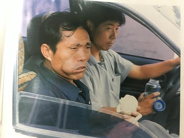 图为李连成去考察企业项目时,用干粮充饥