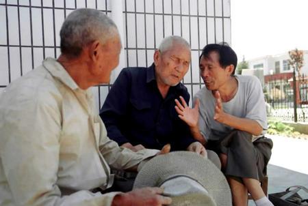 图为李连成(右一)和村民在一起